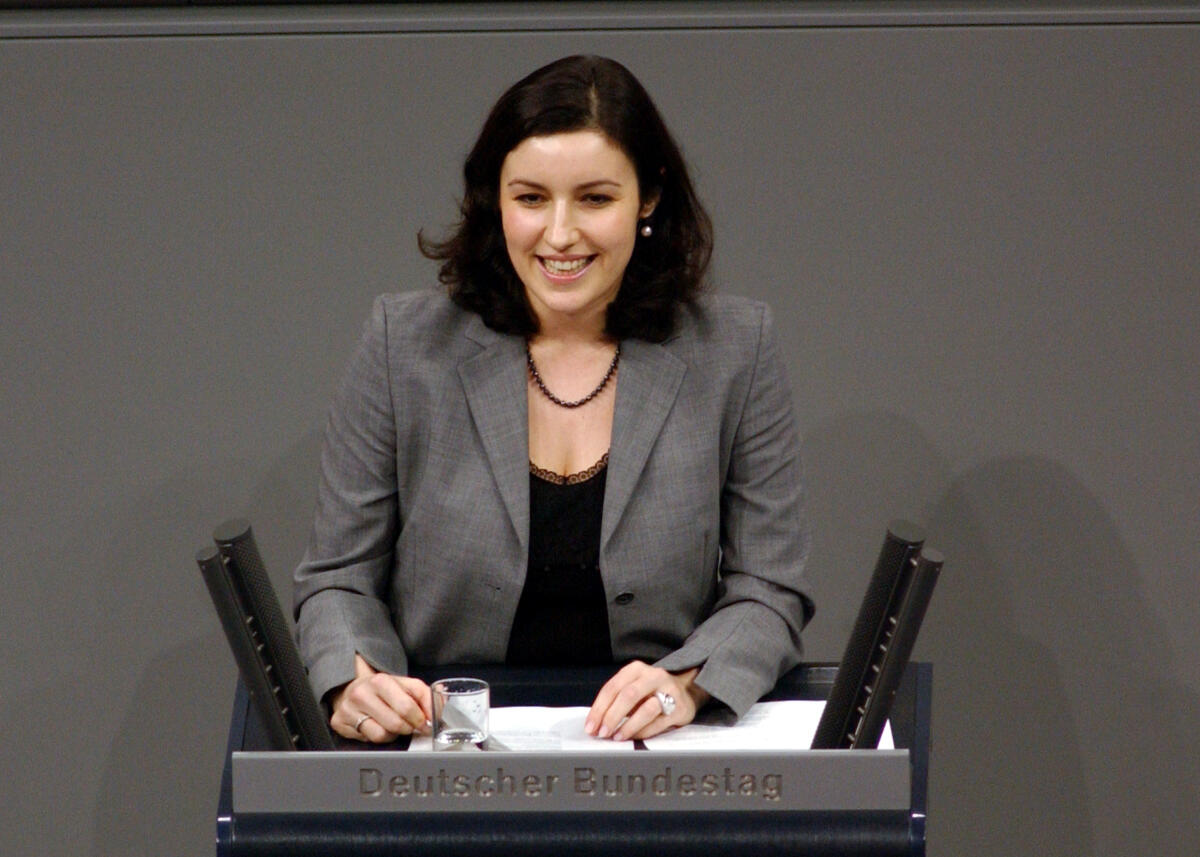 Bär, Dorothee Dorothee Bär, CDU/CSU, Bundestagsabgeordnete, Abgeordnete, Mitglied des Deutschen Bundestages, MdB, Rede, Deutscher Bundestag, 79. Sitzung, TOP 8, Thema: Hauptstadtkulturfinanzierung.; Rednerpult.