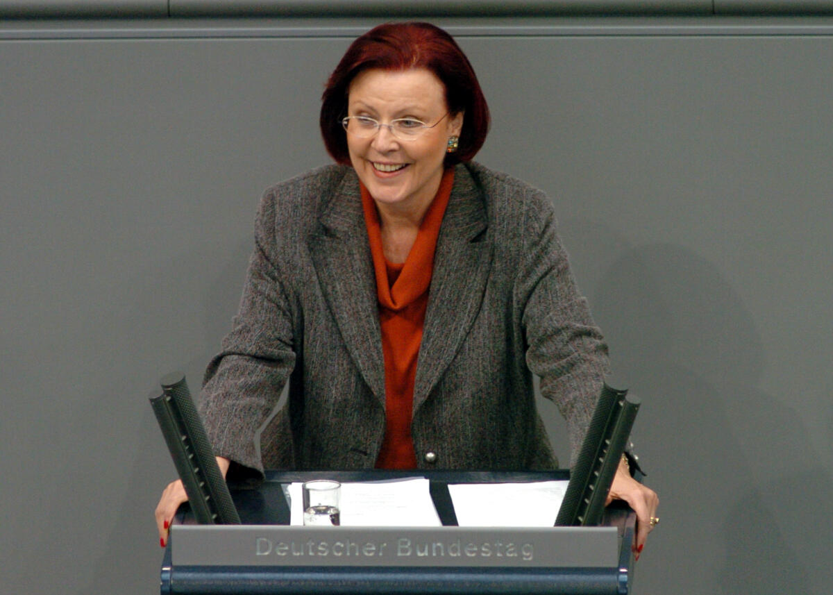 Heidemarie Wieczorek-Zeul, BMin., SPD, Bundestagsabgeordnete, Abgeordnete, Mitglied des Deutschen Bundestages, MdB, Rede, Deutscher Bundestag, 79. Sitzung, TOP 4, Thema: Entwicklungspolitik.; Rednerpult. Wieczorek-Zeul, Heidemarie Heidemarie Wieczorek-Zeul, BMin., SPD, Bundestagsabgeordnete, Abgeordnete, Mitglied des Deutschen Bundestages, MdB, Rede, Deutscher Bundestag, 79. Sitzung, TOP 4, Thema: Entwicklungspolitik.; Rednerpult.