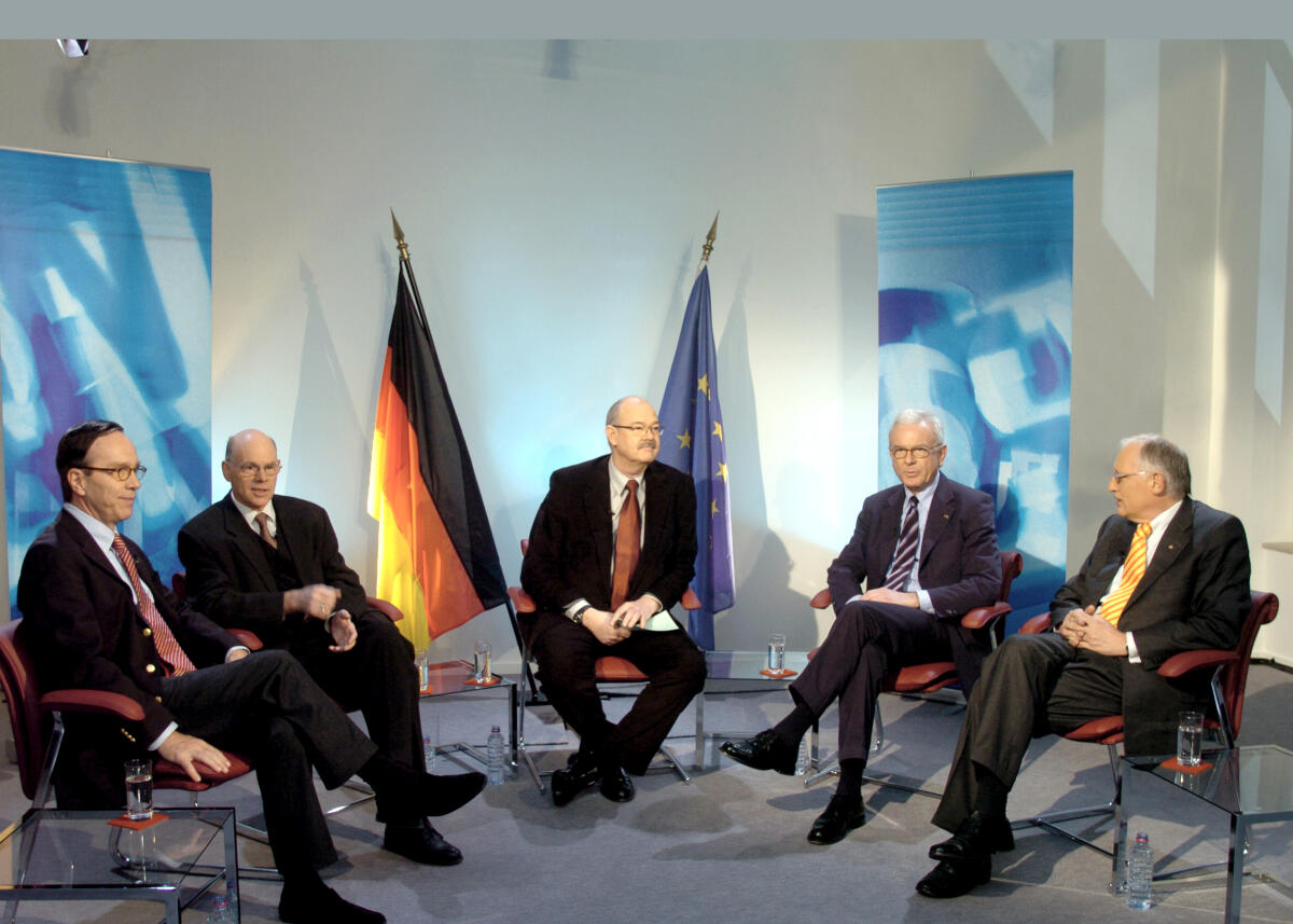 Podiumsdiskussion zum Thema "Europa in guter Verfassung - Die Rolle der nationalen Parlamente" im Nebengebäude des Verbindungsbüro des Deutschen Deutschen Bundestages "Hotel de Maître" mit:; (v.l.n.re.) Matthias Wissenmann, Vorsitzender des Ausschusses für die Angelegenheiten der Europäischen Union, Bundestagspräsident Dr. Norbert Lammert, Rolf-Dieter Krause, Moderator ARD/PHOENIX, der Präsidenten des Europäischen Parlaments, Prof. Dr. Hans-Gert Pöttering und Günter Verheugen, Vizepräsident der Europäischen Kommission. Lammert, Norbert; Pöttering, Hans-Gert; Verheugen, Günter; Wissmann, Matthias; Krause, Rolf-Dieter Podiumsdiskussion zum Thema "Europa in guter Verfassung - Die Rolle der nationalen Parlamente" im Nebengebäude des Verbindungsbüro des Deutschen Deutschen Bundestages "Hotel de Maître" mit:; (v.l.n.re.) Matthias Wissenmann, Vorsitzender des Ausschusses für die Angelegenheiten der Europäischen Union, Bundestagspräsident Dr. Norbert Lammert, Rolf-Dieter Krause, Moderator ARD/PHOENIX, der Präsidenten des Europäischen Parlaments, Prof. Dr. Hans-Gert Pöttering und Günter Verheugen, Vizepräsident der Europäischen Kommission.