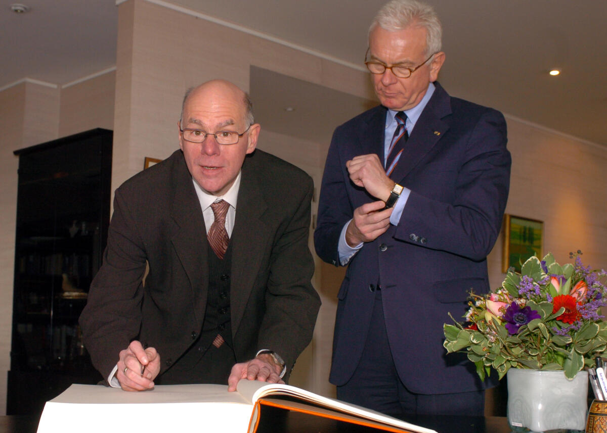 Lammert, Norbert; Pöttering, Hans-Gert Teilnahme an der Eröffnung des Parlamentarischen Teffens zur Lissabon-Strategie.; hier: Bundestagspräsident Dr. Norbert Lammert (li) und der Präsidenten des Europäischen Parlaments, Prof. Dr. Hans-Gert Pöttering (re).; Eintrag ins Gästebuch.