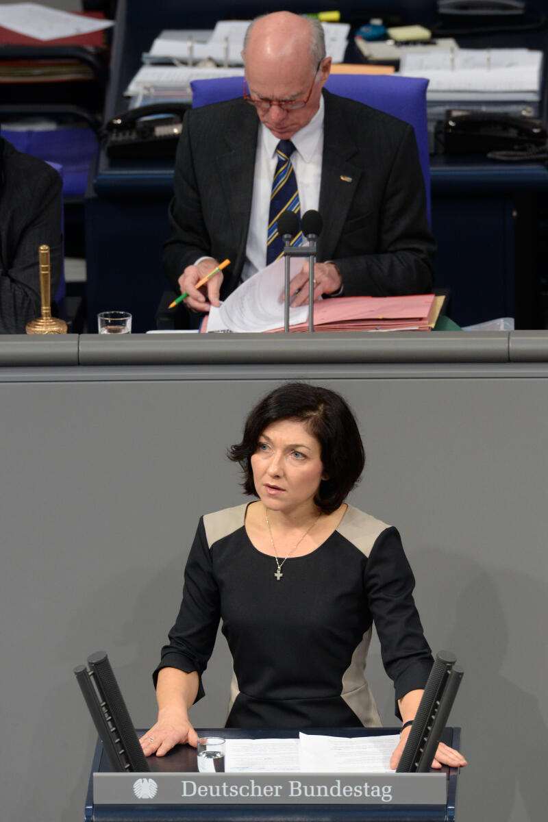 Reiche, Katherina; Lammert, Norbert Katherina Reiche, CDU/CSU, Bundestagsabgeordnete, Abgeordnete, Mitglied Deutscher Bundestag, MdB, Rede, 66. Sitzung, Top 3, Thema: Sterbebegleitung, Vorsitz: Bundestagspräsident  Prof. Dr. Norbert Lammert, CDU/CSU.; Rednerpult.