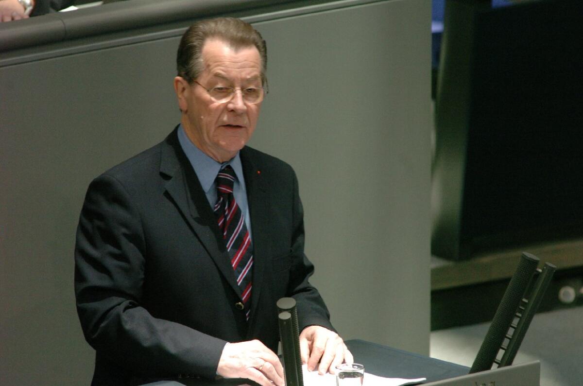 Franz Müntefering, Bundesminister für Arbeit und Soziales, (SPD), am Rednerpult im Plenarsaal zur Debatte Arbeits- und Rentenpolitik am 09.03.2007 Müntefering, Franz Franz Müntefering, Bundesminister für Arbeit und Soziales, (SPD), am Rednerpult im Plenarsaal zur Debatte Arbeits- und Rentenpolitik am 09.03.2007