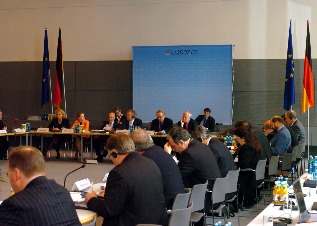  Im Rahmen der Konferenz der  Vorsitzenden der Auswärtigen Ausschüsse  der Mitgliedstaaten der Europäischen Union, COFACC,  redet Martti Ahtissari, der Sonderbeauftragte der UN für den künftigen Statusprozess des Kosovo
