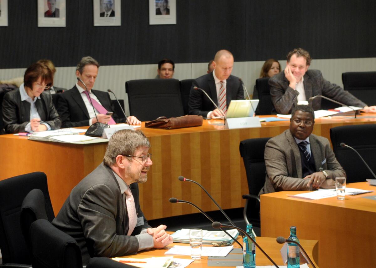 Mit Beteiligung der Sachverständigen Dr. Klaus Günter Steinhäuser (vorne li) und Dr. Issa-Ibrahim Nafo (vorne re), hat der Ausschuss des Deutschen Bundestages für Umwelt, Naturschutz und Reaktorsicherheit, unter der Leitung der Vorsitzenden Eva Bulling-Schröter, DIE LINKE, ein Fachgespräch zum Thema "Wassereinträge". Stenhäuser, Klaus Günter; Nafo, Issa-Ibrahim Mit Beteiligung der Sachverständigen Dr. Klaus Günter Steinhäuser (vorne li) und Dr. Issa-Ibrahim Nafo (vorne re), hat der Ausschuss des Deutschen Bundestages für Umwelt, Naturschutz und Reaktorsicherheit, unter der Leitung der Vorsitzenden Eva Bulling-Schröter, DIE LINKE, ein Fachgespräch zum Thema "Wassereinträge".