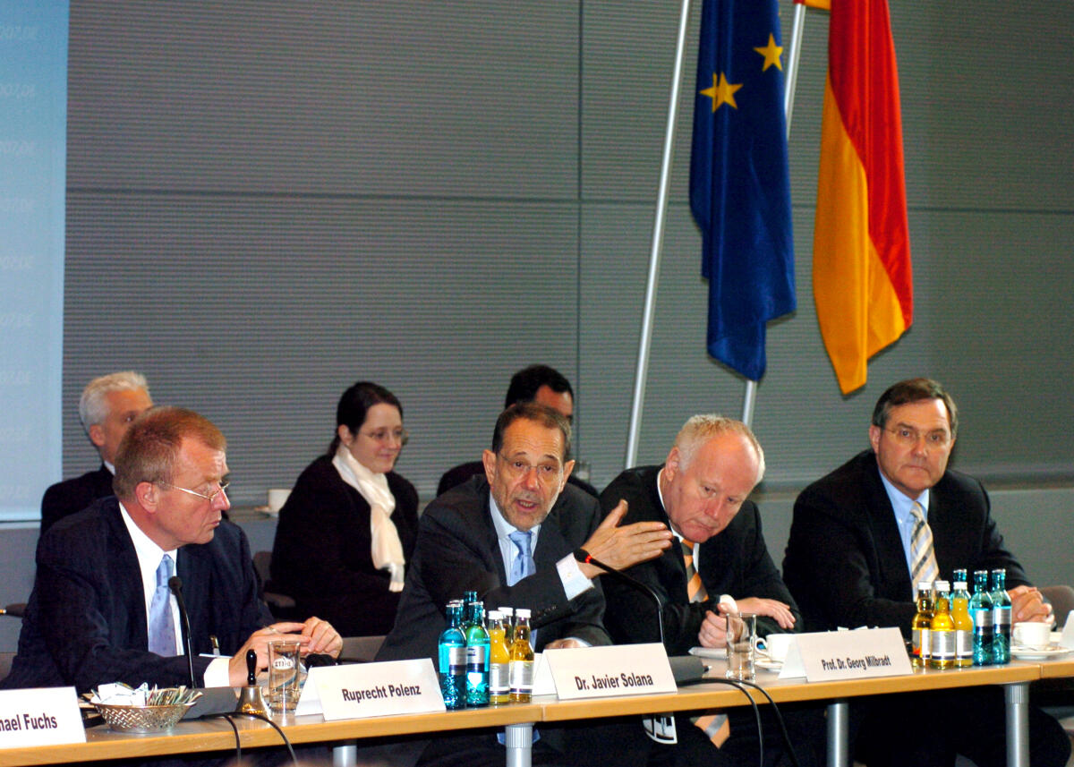Polenz, Ruprecht; Jung, Franz Josef; Milbradt, Georg; Solana, Javier Im Rahmen der Konferenz der Vorsitzenden der Auswärtigen Ausschüsse der Mitgliedstaaten der Europäischen Union, COFACC, redet Dr. Javier Solana (2.v.re.), Generalsekretär des Rates der Europäischen Union, hier mit dem Vorsitzenden des Auswärtigen Ausschusses des Deutschen Bundestages, Ruprecht Polenz, CDU/CSU, (li.), Prof. Dr. Georg Milbradt, sächsischer Ministerpräsident , (2.v.re.), und Bundesverteidigungsminister Dr. Franz Josef Jung, CDU/CSU, (re.).