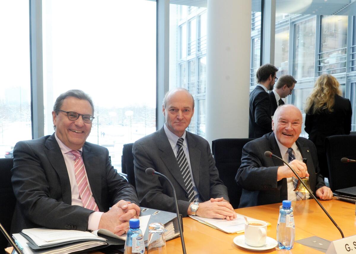 Gerhard Schindler, (li), Präsident des Bundesnachrichtendienstes, ist zu Gast im Ausschuss des Deutschen Bundetsages für Wirtschaft und Technologie. Die Sitzung wird vom Vorsitzenden des Ausschusses, Ernst Hinsken, (re), CDU/CSU, geleitet. Rechts der Parlamentarische Staatssekretär, Hans-Joachim Otto, FDP. Hinsken, Ernst; Schindler, Gerhard; Otto, Hans-Joachim Gerhard Schindler, (li), Präsident des Bundesnachrichtendienstes, ist zu Gast im Ausschuss des Deutschen Bundetsages für Wirtschaft und Technologie. Die Sitzung wird vom Vorsitzenden des Ausschusses, Ernst Hinsken, (re), CDU/CSU, geleitet. Rechts der Parlamentarische Staatssekretär, Hans-Joachim Otto, FDP.