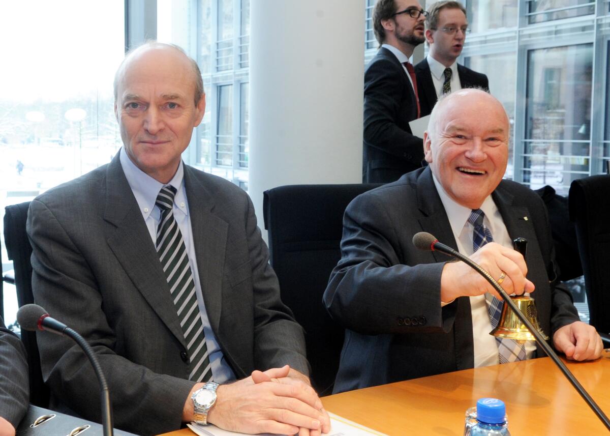 Gerhard Schindler, (li), Präsident des Bundesnachrichtendienstes, ist zu Gast im Ausschuss des Deutschen Bundetsages für Wirtschaft und Technologie. Die Sitzung wird vom Vorsitzenden des Ausschusses, Ernst Hinsken, (re), CDU/CSU, geleitet. Hinsken, Ernst; Schindler, Gerhard Gerhard Schindler, (li), Präsident des Bundesnachrichtendienstes, ist zu Gast im Ausschuss des Deutschen Bundetsages für Wirtschaft und Technologie. Die Sitzung wird vom Vorsitzenden des Ausschusses, Ernst Hinsken, (re), CDU/CSU, geleitet.