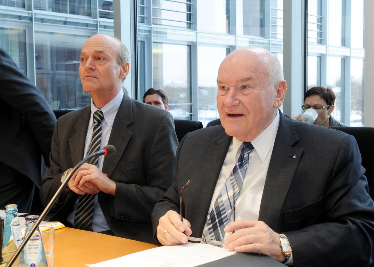Hinsken, Ernst; Schindler, Gerhard Gerhard Schindler, (li), Präsident des Bundesnachrichtendienstes, ist zu Gast im Ausschuss des Deutschen Bundetsages für Wirtschaft und Technologie. Die Sitzung wird vom Vorsitzenden des Ausschusses, Ernst Hinsken, (re), CDU/CSU, geleitet.