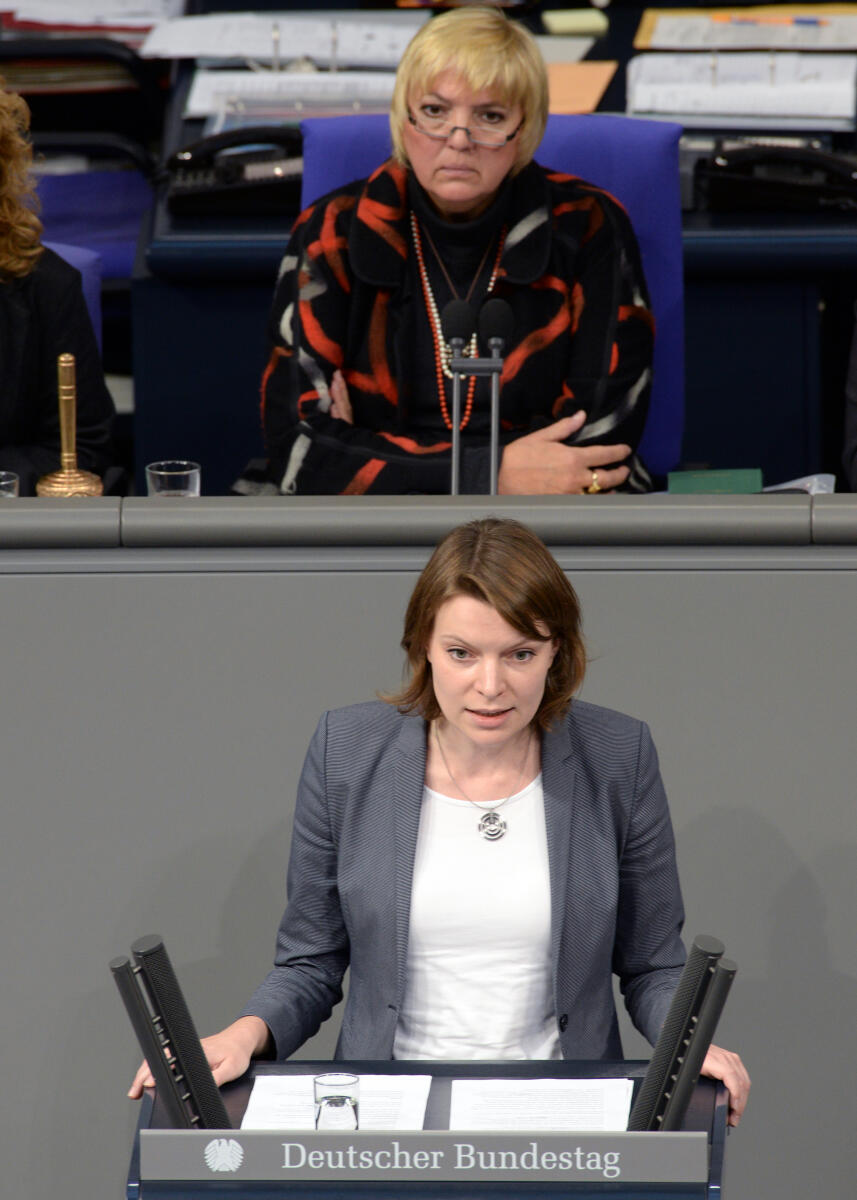 Emmi Zeulner, CDU/CSU, Bundestagsabgeordnete, Abgeordnete, Mitglied Deutscher Bundestag, MdB, Rede, 66. Sitzung, Top 3, Thema: Sterbebegleitung, Vorsitz: Bundestagsvizepräsidentin Claudia Roth, Bündnis 90/Die Grünen.; Rednerpult. Zeulner, Emmi; Roth, Claudia Emmi Zeulner, CDU/CSU, Bundestagsabgeordnete, Abgeordnete, Mitglied Deutscher Bundestag, MdB, Rede, 66. Sitzung, Top 3, Thema: Sterbebegleitung, Vorsitz: Bundestagsvizepräsidentin Claudia Roth, Bündnis 90/Die Grünen.; Rednerpult.