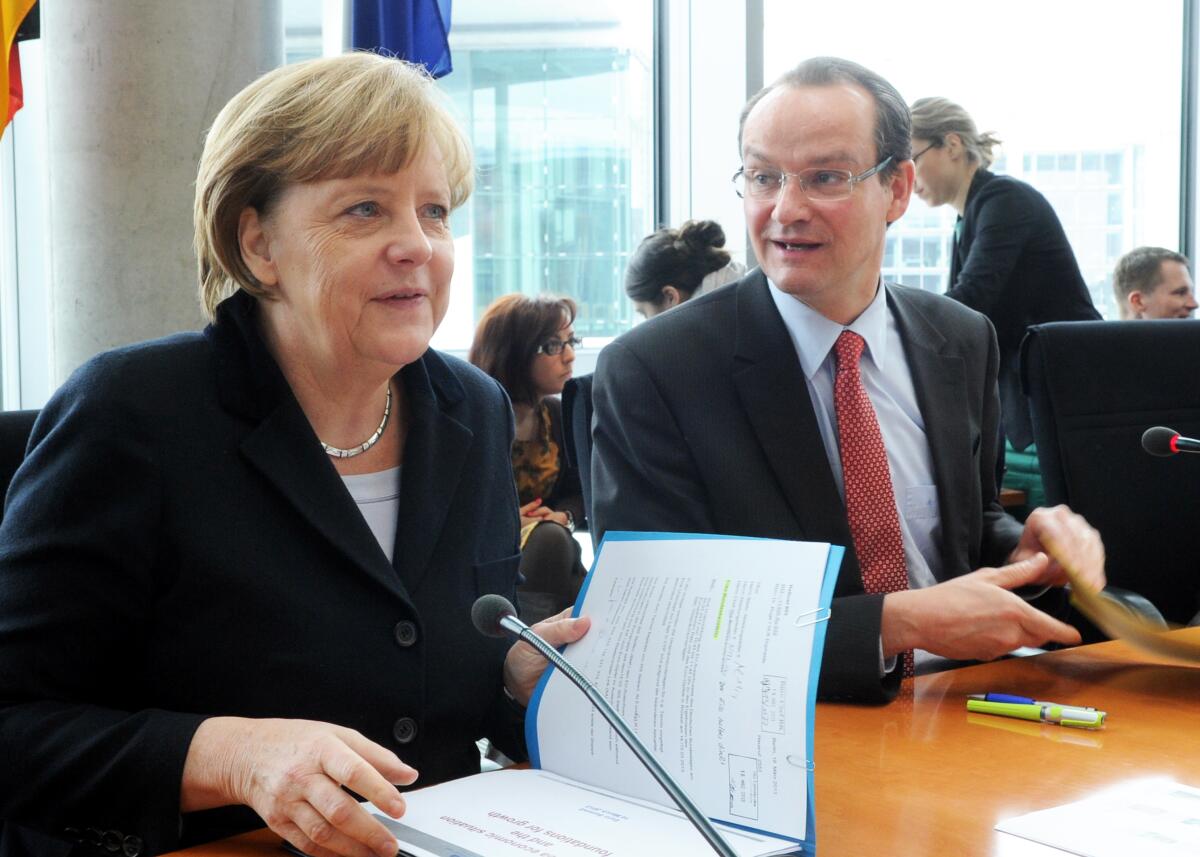 Dr. Angela Merkel, CDU/CSU, Bundeskanzlerin, ist zu Gast beim Ausschuss des Deutschen Bundestages für die Angelegenheiten der Europäischen Union (EU-Ausschuss). Die Sitzung wird vom Vorsitzenden des Ausschusses, Gunther Krichbaum, CDU/CSU, geleitet. Krichbaum, Gunther; Merkel, Angela Dr. Angela Merkel, CDU/CSU, Bundeskanzlerin, ist zu Gast beim Ausschuss des Deutschen Bundestages für die Angelegenheiten der Europäischen Union (EU-Ausschuss). Die Sitzung wird vom Vorsitzenden des Ausschusses, Gunther Krichbaum, CDU/CSU, geleitet.