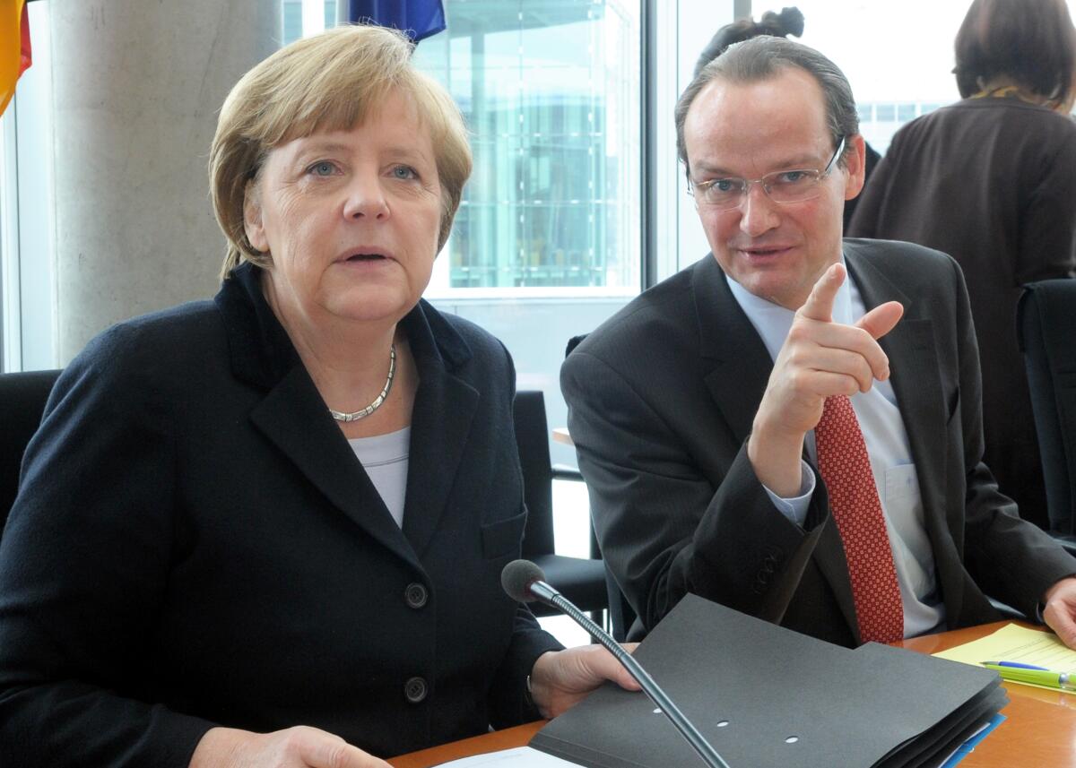 Dr. Angela Merkel, CDU/CSU, Bundeskanzlerin, ist zu Gast beim Ausschuss des Deutschen Bundestages für die Angelegenheiten der Europäischen Union (EU-Ausschuss). Die Sitzung wird vom Vorsitzenden des Ausschusses, Gunther Krichbaum, CDU/CSU, geleitet. Krichbaum, Gunther; Merkel, Angela Dr. Angela Merkel, CDU/CSU, Bundeskanzlerin, ist zu Gast beim Ausschuss des Deutschen Bundestages für die Angelegenheiten der Europäischen Union (EU-Ausschuss). Die Sitzung wird vom Vorsitzenden des Ausschusses, Gunther Krichbaum, CDU/CSU, geleitet.