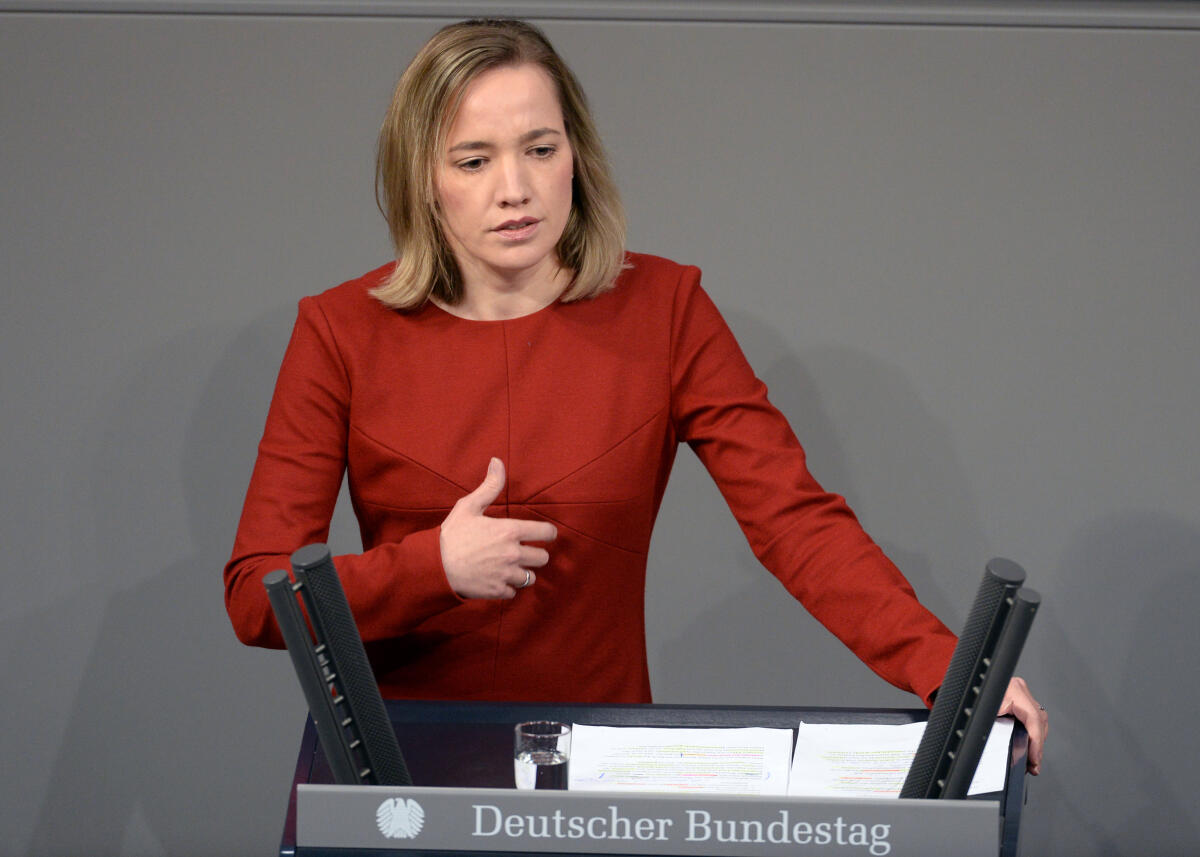 Dr. Kristina Schröder, CDU/CSU, Bundestagsabgeordnete, Abgeordnete, Mitglied Deutscher Bundestag, MdB, Rede, 66. Sitzung, Top 3, Thema: Sterbebegleitung.; Rednerpult. Schröder, Kristina Dr. Kristina Schröder, CDU/CSU, Bundestagsabgeordnete, Abgeordnete, Mitglied Deutscher Bundestag, MdB, Rede, 66. Sitzung, Top 3, Thema: Sterbebegleitung.; Rednerpult.