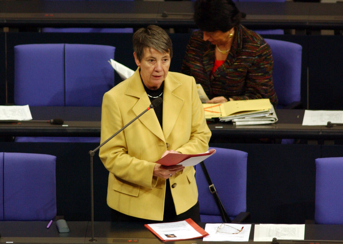 Hendricks, Barbara Dr. Barbara Hendricks, Parlamentarische Staatssekretärin beim Bundesminister der Finanzen, SPD, in der Fragestunde des Deutschen Bundestages.