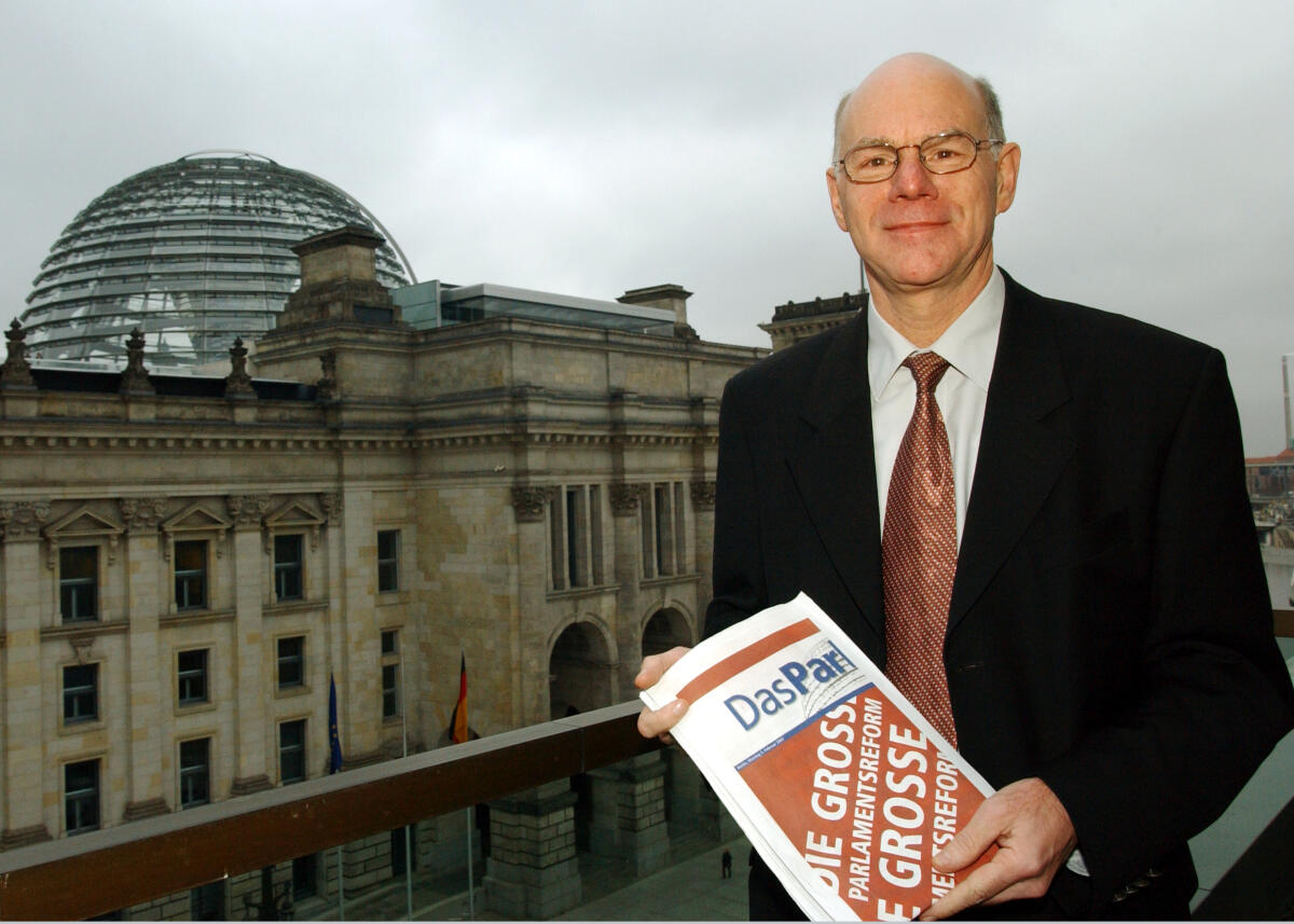 Lammert, Norbert Bundestagspräsident Dr. Norbert Lammert  mit einem Exemplar der neu gestalteten Wochenzeitung "Das Parlament".