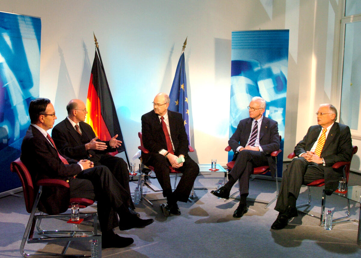 Podiumsdiskussion zum Thema "Europa in guter Verfassung - Die Rolle der nationalen Parlamente" im Nebengebäude des Verbindungsbüro des Deutschen Deutschen Bundestages "Hotel de Maître" mit:; (v.l.n.re.) Matthias Wissmann, Vorsitzender des Ausschusses für die Angelegenheiten der Europäischen Union, Bundestagspräsident Dr. Norbert Lammert, CDU/CSU, Rolf-Dieter Krause, Moderator ARD/PHOENIX, der Präsident des Europäischen Parlaments, Prof. Dr. Hans-Gert Pöttering und Günter Verheugen, Vizepräsident der Europäischen Kommission. Wissmann, Matthias; Lammert, Norbert; Krause, Rolf-Dieter; Pöttering, Hans-Gert; Verheugen, Günter Podiumsdiskussion zum Thema "Europa in guter Verfassung - Die Rolle der nationalen Parlamente" im Nebengebäude des Verbindungsbüro des Deutschen Deutschen Bundestages "Hotel de Maître" mit:; (v.l.n.re.) Matthias Wissmann, Vorsitzender des Ausschusses für die Angelegenheiten der Europäischen Union, Bundestagspräsident Dr. Norbert Lammert, CDU/CSU, Rolf-Dieter Krause, Moderator ARD/PHOENIX, der Präsident des Europäischen Parlaments, Prof. Dr. Hans-Gert Pöttering und Günter Verheugen, Vizepräsident der Europäischen Kommission.