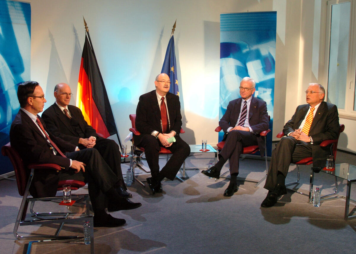 Wissmann, Matthias; Lammert, Norbert; Krause, Rolf-Dieter; Pöttering, Hans-Gert; Verheugen, Günter Podiumsdiskussion zum Thema "Europa in guter Verfassung - Die Rolle der nationalen Parlamente" im Nebengebäude des Verbindungsbüro des Deutschen Deutschen Bundestages "Hotel de Maître" mit:; (v.l.n.re.) Matthias Wissmann, Vorsitzender des Ausschusses für die Angelegenheiten der Europäischen Union, Bundestagspräsident Dr. Norbert Lammert, CDU/CSU,  Rolf-Dieter Krause, Moderator ARD/PHOENIX, der Präsident des Europäischen Parlaments, Prof. Dr. Hans-Gert Pöttering und Günter Verheugen, Vizepräsident der Europäischen Kommission.