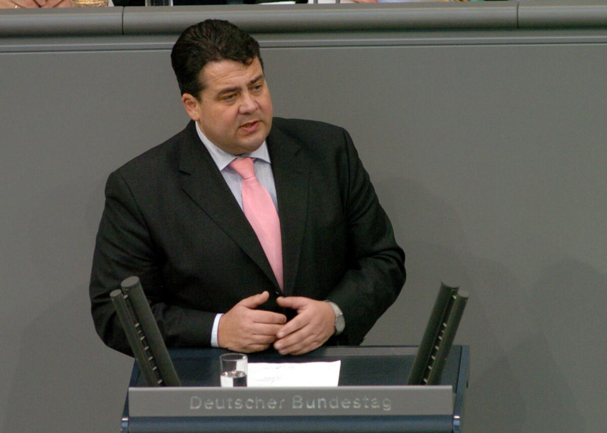 Sigmar Gabriel, Bundesminister für Umwelt, Naturschutz und Reaktorsicherheit, SPD, Bundestagsabgeordneter, Abgeordneter, Mitglied des Deutschen Bundestages, MdB, Rede, Deutscher Bundestag, 82. Sitzung, ZP 4 bis 12, Top 9, Thema: Klimaschutz, Kfz-Steuer.; Rednerpult. Gabriel, Sigmar Sigmar Gabriel, Bundesminister für Umwelt, Naturschutz und Reaktorsicherheit, SPD, Bundestagsabgeordneter, Abgeordneter, Mitglied des Deutschen Bundestages, MdB, Rede, Deutscher Bundestag, 82. Sitzung, ZP 4 bis 12, Top 9, Thema: Klimaschutz, Kfz-Steuer.; Rednerpult.