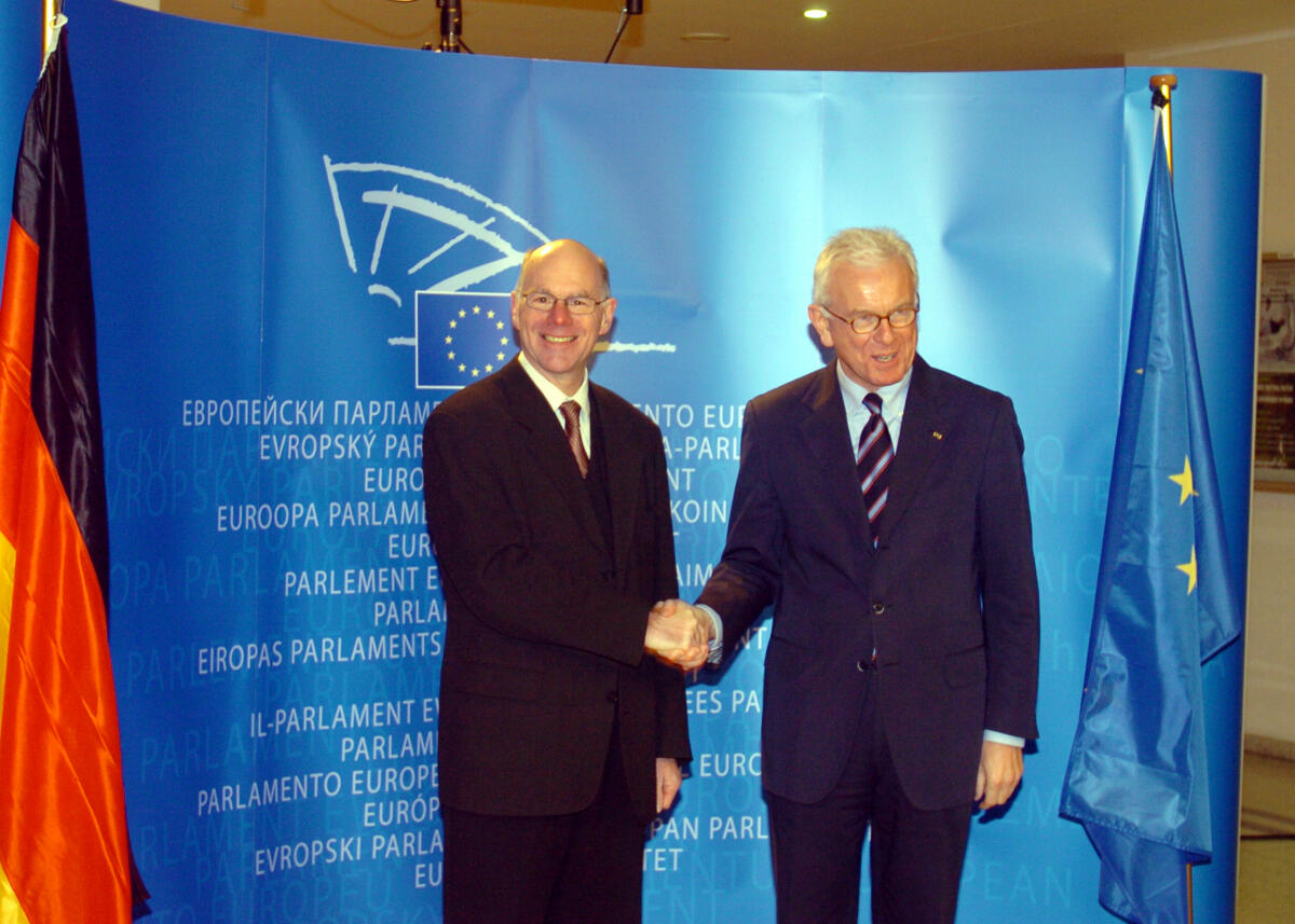 Lammert, Norbert; Pöttering, Hans-Gert Bundestagspräsident Dr. Norbert Lammert, CDU/CSU, (li.), Antrittsbesuch beim Präsidenten des Europäischen Parlaments, Prof. Dr. Hans-Gert Pöttering, (re.).; Fahnen.