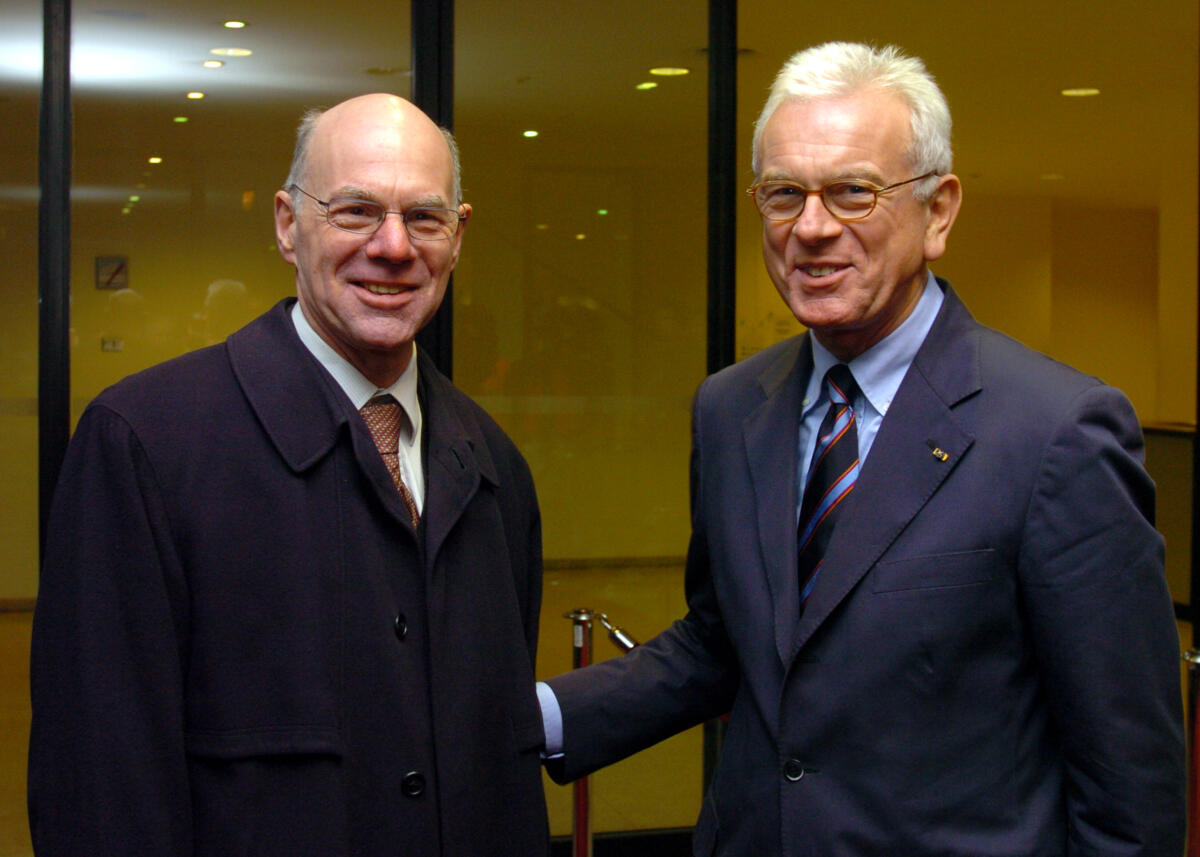 Bundestagspräsident Dr. Norbert Lammert, CDU/CSU, (li.), Antrittsbesuch beim Präsidenten des Europäischen Parlaments, Prof. Dr. Hans-Gert Pöttering, (re.).; Fahnen. Lammert, Norbert; Pöttering, Hans-Gert Bundestagspräsident Dr. Norbert Lammert, CDU/CSU, (li.), Antrittsbesuch beim Präsidenten des Europäischen Parlaments, Prof. Dr. Hans-Gert Pöttering, (re.).; Fahnen.
