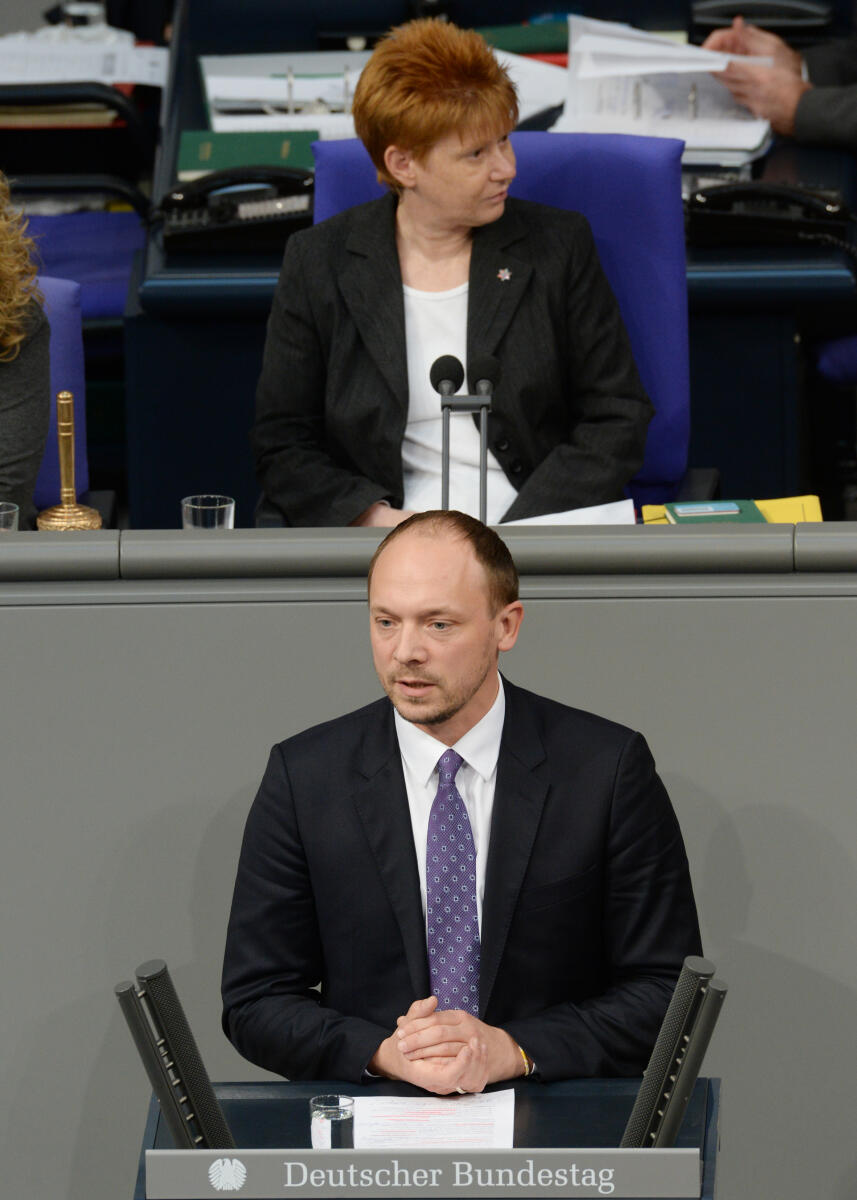 Marco Wanderwitz, CDU/CSU, Bundestagsabgeordneter, Abgeordneter, Mitglied Deutscher Bundestag, MdB, Rede, 69. Sitzung, Epl 04, Thema: Haushalt - Bundeskanzlerin und Bundeskanzleramt, Vorsitz: Bundestagsvizepräsidentin Petra Pau, DIE LINKE.; Rednerpult. Wanderwitz, Marco; Pau, Petra Marco Wanderwitz, CDU/CSU, Bundestagsabgeordneter, Abgeordneter, Mitglied Deutscher Bundestag, MdB, Rede, 69. Sitzung, Epl 04, Thema: Haushalt - Bundeskanzlerin und Bundeskanzleramt, Vorsitz: Bundestagsvizepräsidentin Petra Pau, DIE LINKE.; Rednerpult.