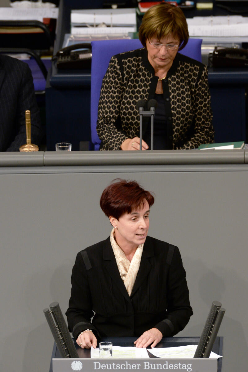 Katrin Kunert, DIE LINKE, Bundestagsabgeordnete, Abgeordnete, Mitglied Deutscher Bundestag, MdB, Rede, 69. Sitzung, Epl 14, Thema: Haushalt - Verteidigung, Vorsitz: Bundestagsvizepräsidentin Ulla Schmidt, SPD.; Rednerpult. Kunert, Katrin; Schmidt, Ulla Katrin Kunert, DIE LINKE, Bundestagsabgeordnete, Abgeordnete, Mitglied Deutscher Bundestag, MdB, Rede, 69. Sitzung, Epl 14, Thema: Haushalt - Verteidigung, Vorsitz: Bundestagsvizepräsidentin Ulla Schmidt, SPD.; Rednerpult.