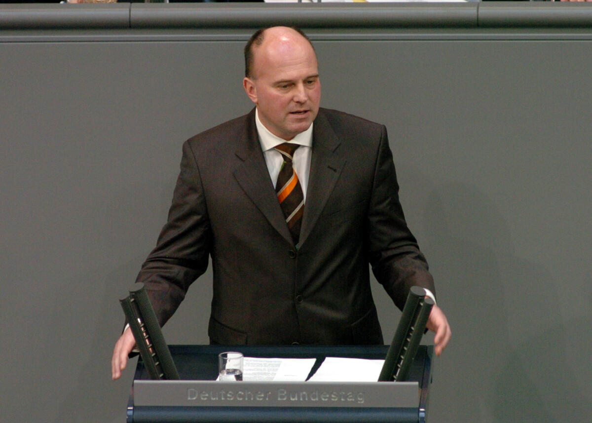 Koschyk, Hartmut Hartmut Koschyk, CDU/CSU, Bundestagsabgeordneter, Abgeordneter, Mitglied des Deutschen Bundestages, MdB, Rede, Deutscher Bundestag, 82. Sitzung, TOP 4 ZP 2 und 3, Thema: Reg. Erkl.: Bundeskanzlerin zum Europäischen Rat am 8. und 9. März 2007, Aussprache und Vorlagen.; Rednerpult.