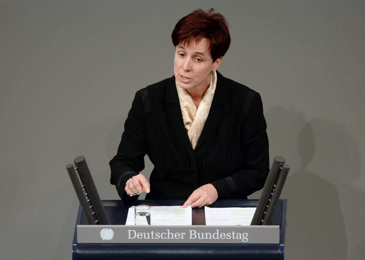 Katrin Kunert, DIE LINKE, Bundestagsabgeordnete, Abgeordnete, Mitglied Deutscher Bundestag, MdB, Rede, 69. Sitzung, Epl 14, Thema: Haushalt - Verteidigung.; Rednerpult. Kunert, Katrin Katrin Kunert, DIE LINKE, Bundestagsabgeordnete, Abgeordnete, Mitglied Deutscher Bundestag, MdB, Rede, 69. Sitzung, Epl 14, Thema: Haushalt - Verteidigung.; Rednerpult.