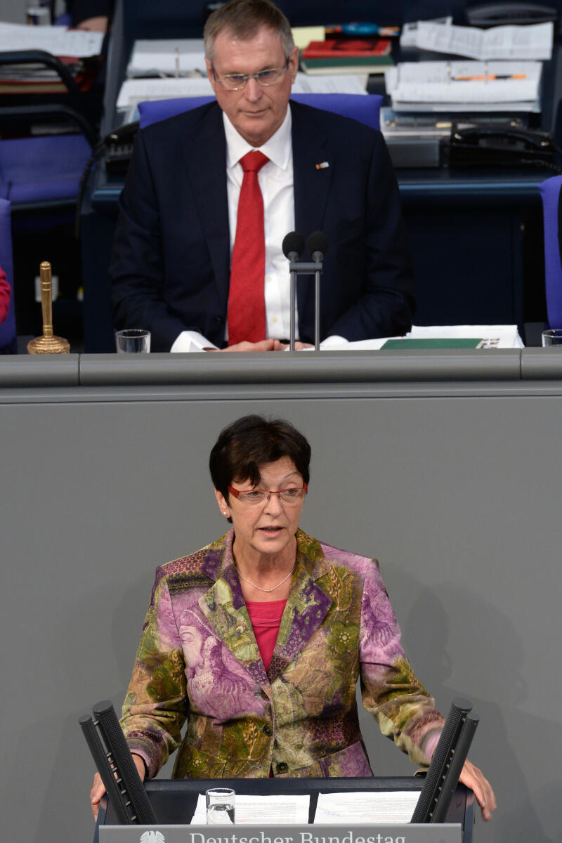 Drobinski-Weiß, Elvira; Singhammer, Johannes Elvira Drobinski-Weiß, SPD, Bundestagsabgeordnete, Abgeordnete, Mitglied Deutscher Bundestag, MdB, Rede, 79. Sitzung, Top 4, Thema: Gesunde Ernährung, Vorsitz: Bundestagsvizepräsident Johannes Singhammer, CDU/CSU.; Rednerpult.