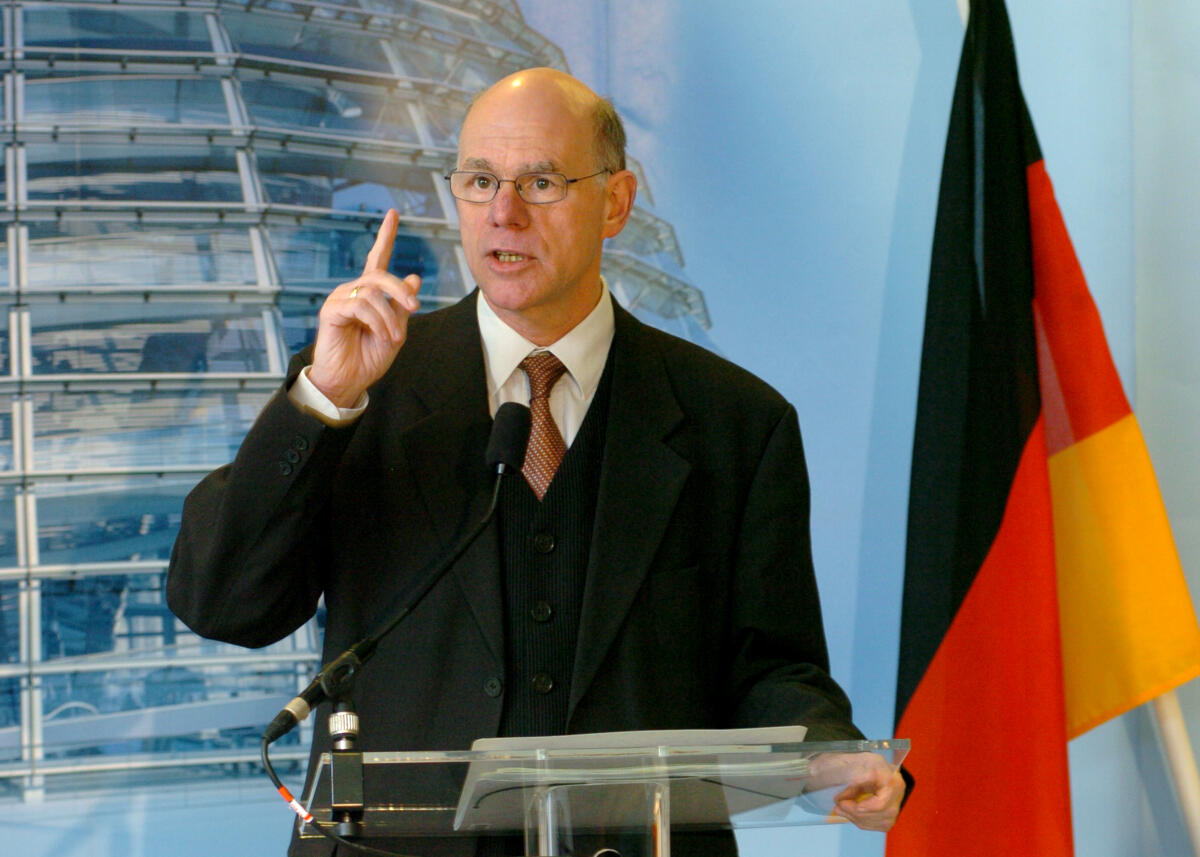 Lammert, Norbert Eröffnung Verbindungsbüro des Deutschen Bundestages in Brüssel.; hier: Bundestagspräsident Dr. Norbert Lammert, CDU/CSU, gibt eine Pressekonferenz.; Presse, Medien, Fahne.