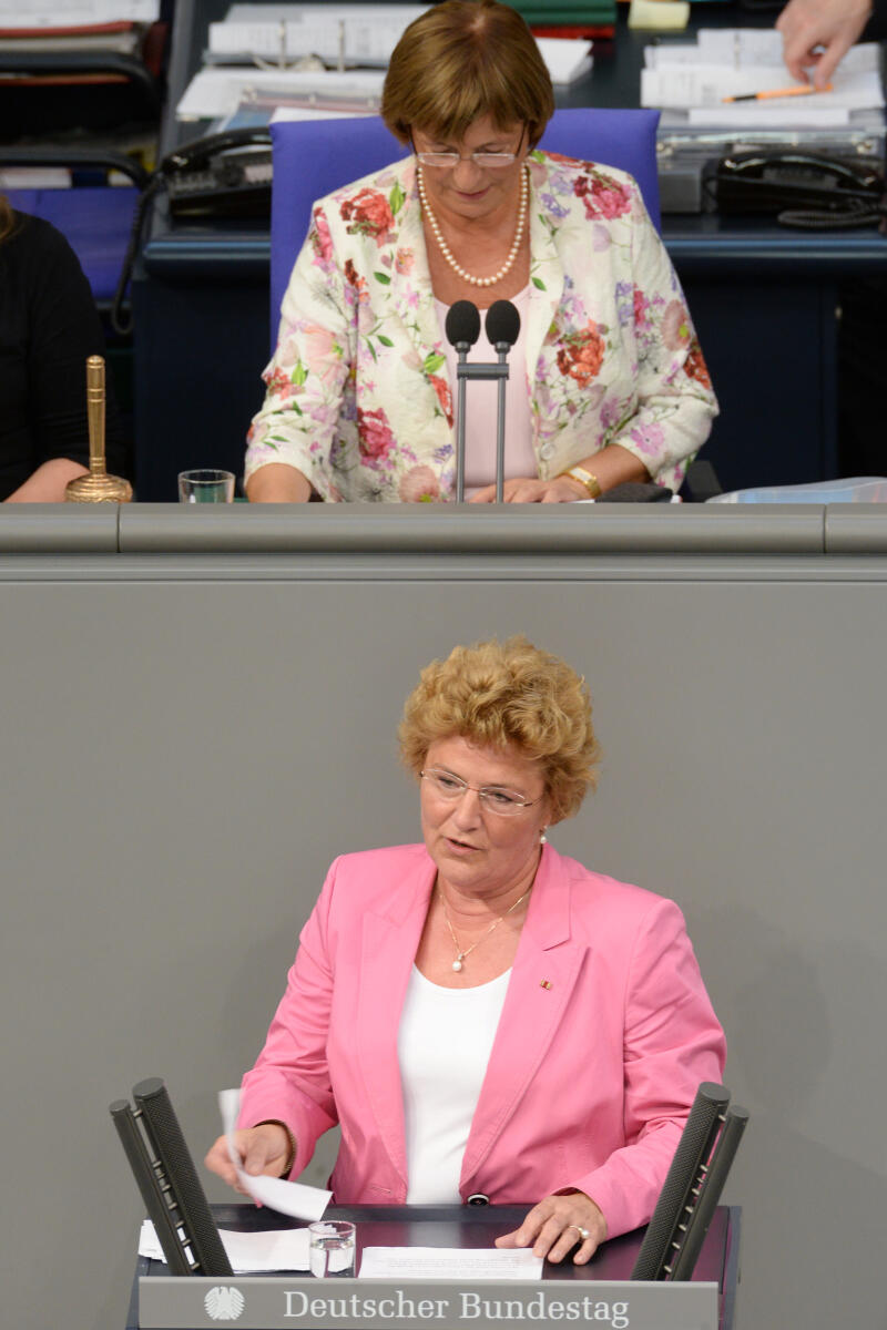 Sylvia Pantel, CDU/CSU, Bundestagsabgeordnete, Abgeordnete, Mitglied Deutscher Bundestag, MdB, Rede, 51. Sitzung, Epl 17, Thema: Einbringung Haushaltsgesetz 2015 - Finanzplan des Bundes 2014 bis 2018 - Familie, Senioren, Frauen und Jugend, Vorsitz: Bundestagsvizepräsidentin Ulla Schmidt, SPD.; Rednerpult. Pantel, Sylvia; Schmidt, Ulla Sylvia Pantel, CDU/CSU, Bundestagsabgeordnete, Abgeordnete, Mitglied Deutscher Bundestag, MdB, Rede, 51. Sitzung, Epl 17, Thema: Einbringung Haushaltsgesetz 2015 - Finanzplan des Bundes 2014 bis 2018 - Familie, Senioren, Frauen und Jugend, Vorsitz: Bundestagsvizepräsidentin Ulla Schmidt, SPD.; Rednerpult.