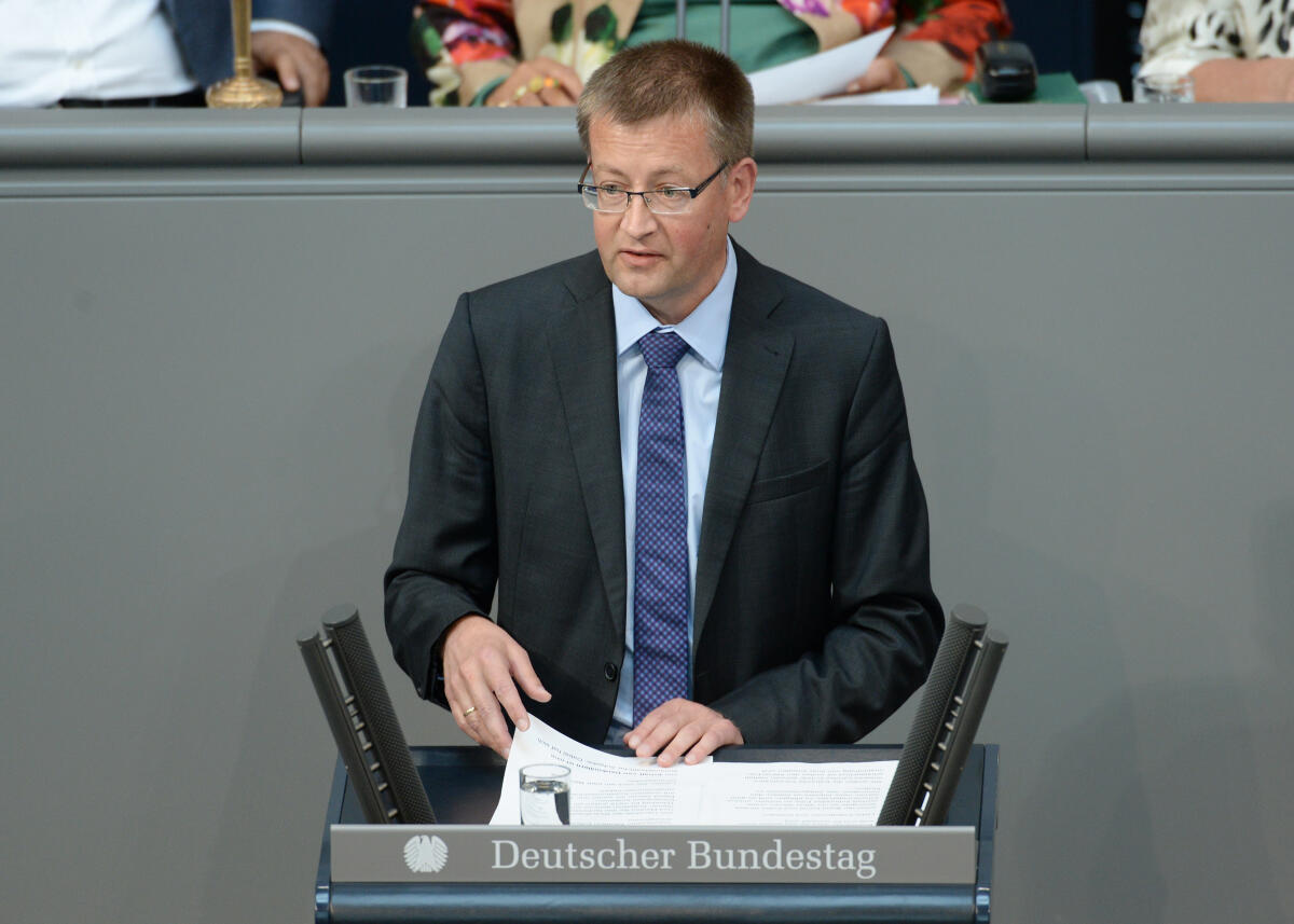 Burkhard Blienert, SPD, Bundestagsabgeordneter, Abgeordneter, Mitglied Deutscher Bundestag, MdB, Rede, 50. Sitzung, Epl 04, Thema: Einbringung Haushaltsgesetz 2015 - Finanzplan des Bundes 2014 bis 2018 - Bundeskanzlerin und Bundeskanzleramt.; Rednerpult. Blienert, Burkhard Burkhard Blienert, SPD, Bundestagsabgeordneter, Abgeordneter, Mitglied Deutscher Bundestag, MdB, Rede, 50. Sitzung, Epl 04, Thema: Einbringung Haushaltsgesetz 2015 - Finanzplan des Bundes 2014 bis 2018 - Bundeskanzlerin und Bundeskanzleramt.; Rednerpult.