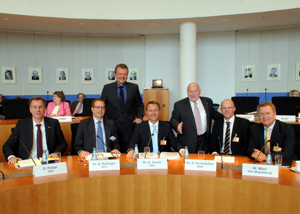Der Ausschuss des Deutschen Bundestages für Wirtschaft und Technologie hat unter der Leitung seines Vorsitzenden Ernst Hinsken, (3.v.re), CDU/CSU, seine 109. Sitzung. Hier beim Gespräch mit Sachverständigen (sitzend) zum Thema: "Auswirkungen der Flutkatastrophe auf die Wirtschaft". 3.v.li.stehend: Martin Dörmann, SPD, Mitglied des Deutschen Bundestages und des Ausschusses. Hinsken, Ernst; Dörmann, Martin Der Ausschuss des Deutschen Bundestages für Wirtschaft und Technologie hat unter der Leitung seines Vorsitzenden Ernst Hinsken, (3.v.re), CDU/CSU, seine 109. Sitzung. Hier beim Gespräch mit Sachverständigen (sitzend) zum Thema: "Auswirkungen der Flutkatastrophe auf die Wirtschaft". 3.v.li.stehend: Martin Dörmann, SPD, Mitglied des Deutschen Bundestages und des Ausschusses.