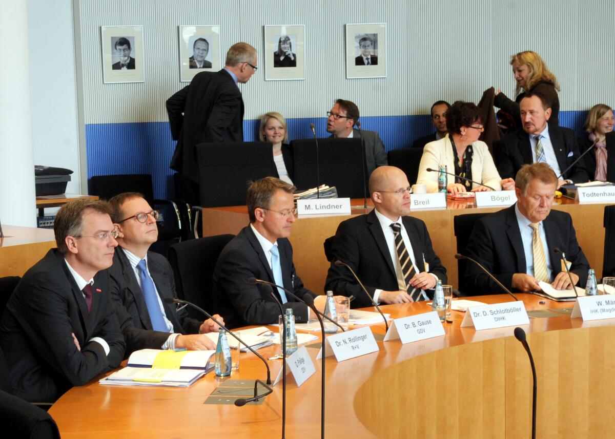 Der Ausschuss des Deutschen Bundestages für Wirtschaft und Technologie hat unter der Leitung seines Vorsitzenden Ernst Hinsken, CDU/CSU, seine 109. Sitzung. Hier beim Gespräch mit Sachverständigen (hier im Bild) zum Thema: "Auswirkungen der Flutkatastrophe auf die Wirtschaft". Der Ausschuss des Deutschen Bundestages für Wirtschaft und Technologie hat unter der Leitung seines Vorsitzenden Ernst Hinsken, CDU/CSU, seine 109. Sitzung. Hier beim Gespräch mit Sachverständigen (hier im Bild) zum Thema: "Auswirkungen der Flutkatastrophe auf die Wirtschaft".