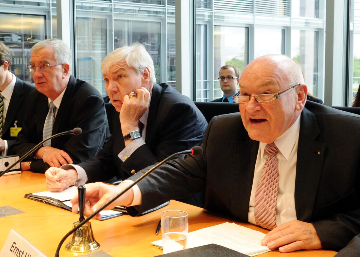 Der Ausschuss des Deutschen Bundestages für Wirtschaft und Technologie hat unter der Leitung seines Vorsitzenden Ernst Hinsken, (re), CDU/CSU, seine 109. Sitzung. Michael Sommer, (mitte), Vorsitzender des Deutschen Gewerkschaftsbundes (DGB), ist zu Gast beim Ausschuss. Links der Parlamentarische Staatssekretär Ernst Burgbacher, FDP. Hinsken, Ernst; Sommer, Michael; Burgbacher, Ernst Der Ausschuss des Deutschen Bundestages für Wirtschaft und Technologie hat unter der Leitung seines Vorsitzenden Ernst Hinsken, (re), CDU/CSU, seine 109. Sitzung. Michael Sommer, (mitte), Vorsitzender des Deutschen Gewerkschaftsbundes (DGB), ist zu Gast beim Ausschuss. Links der Parlamentarische Staatssekretär Ernst Burgbacher, FDP.