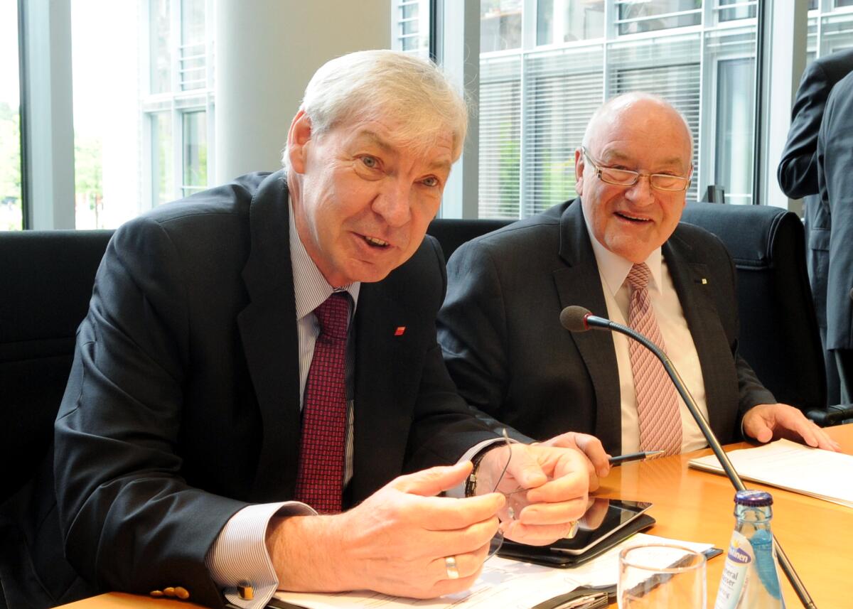 Der Ausschuss des Deutschen Bundestages für Wirtschaft und Technologie hat unter der Leitung seines Vorsitzenden Ernst Hinsken, (re), CDU/CSU, seine 109. Sitzung. Michael Sommer, (li), Vorsitzender des Deutschen Gewerkschaftsbundes (DGB), ist zu Gast beim Ausschuss. Hinsken, Ernst; Sommer, Michael Der Ausschuss des Deutschen Bundestages für Wirtschaft und Technologie hat unter der Leitung seines Vorsitzenden Ernst Hinsken, (re), CDU/CSU, seine 109. Sitzung. Michael Sommer, (li), Vorsitzender des Deutschen Gewerkschaftsbundes (DGB), ist zu Gast beim Ausschuss.