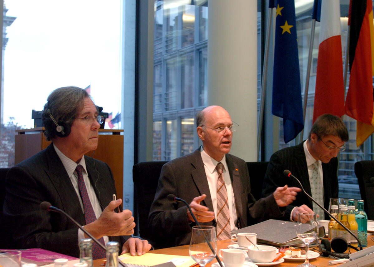 Debré, Jean-Louis; Lammert, Norbert; Schockenhoff, Andreas Jurysitzung zum Deutsch-Französischen Parlamentspreis mit dem Präsidenten der Assemblée Nationale, Jean-Louis Debré, (li.),  und Bundestagspräsident  Dr. Norbert Lammert, CDU/CSU, (mitte.). Rechts Dr. Andreas Schockenhoff, CDU/CSU, MdB, Mitglied des Deutschen Bundestages und der Jury.