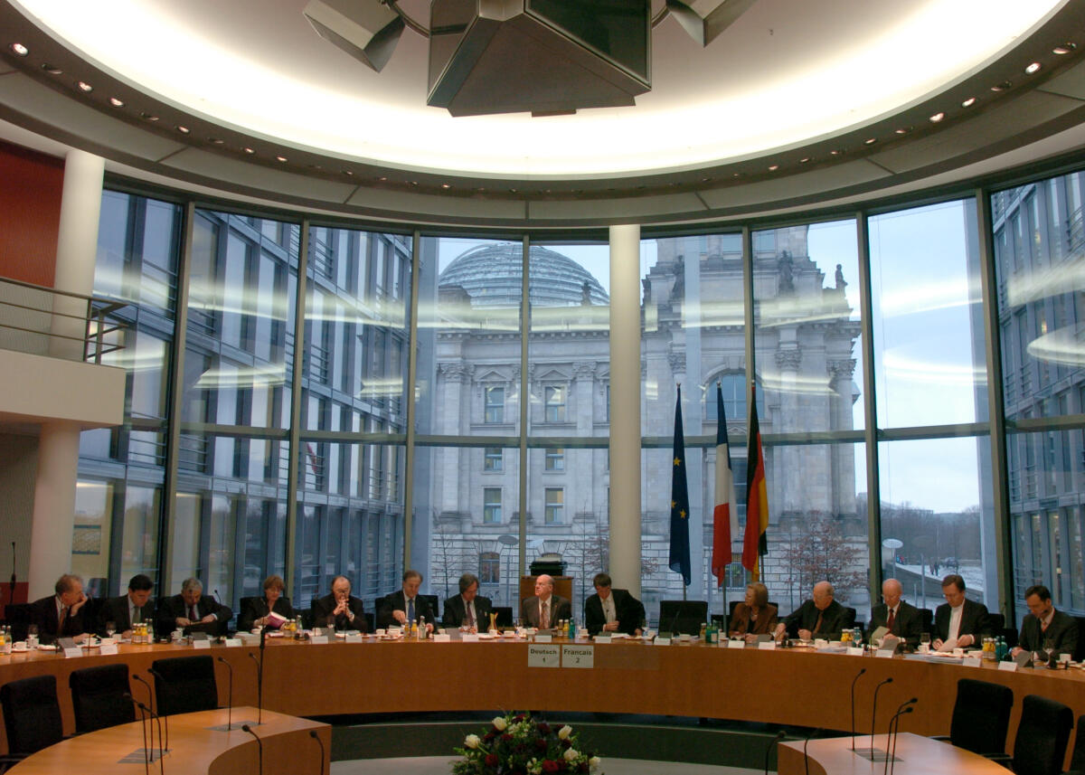  Jurysitzung zum Deutsch-Französischen Parlamentspreises mit dem Präsidenten der Assemblée Nationale, Jean-Louis Debré und Bundestagspräsident Dr. Norbert Lammert, CDU/CSU im Sitzungssaal 2.800 im Paul-Löbe-Haus.