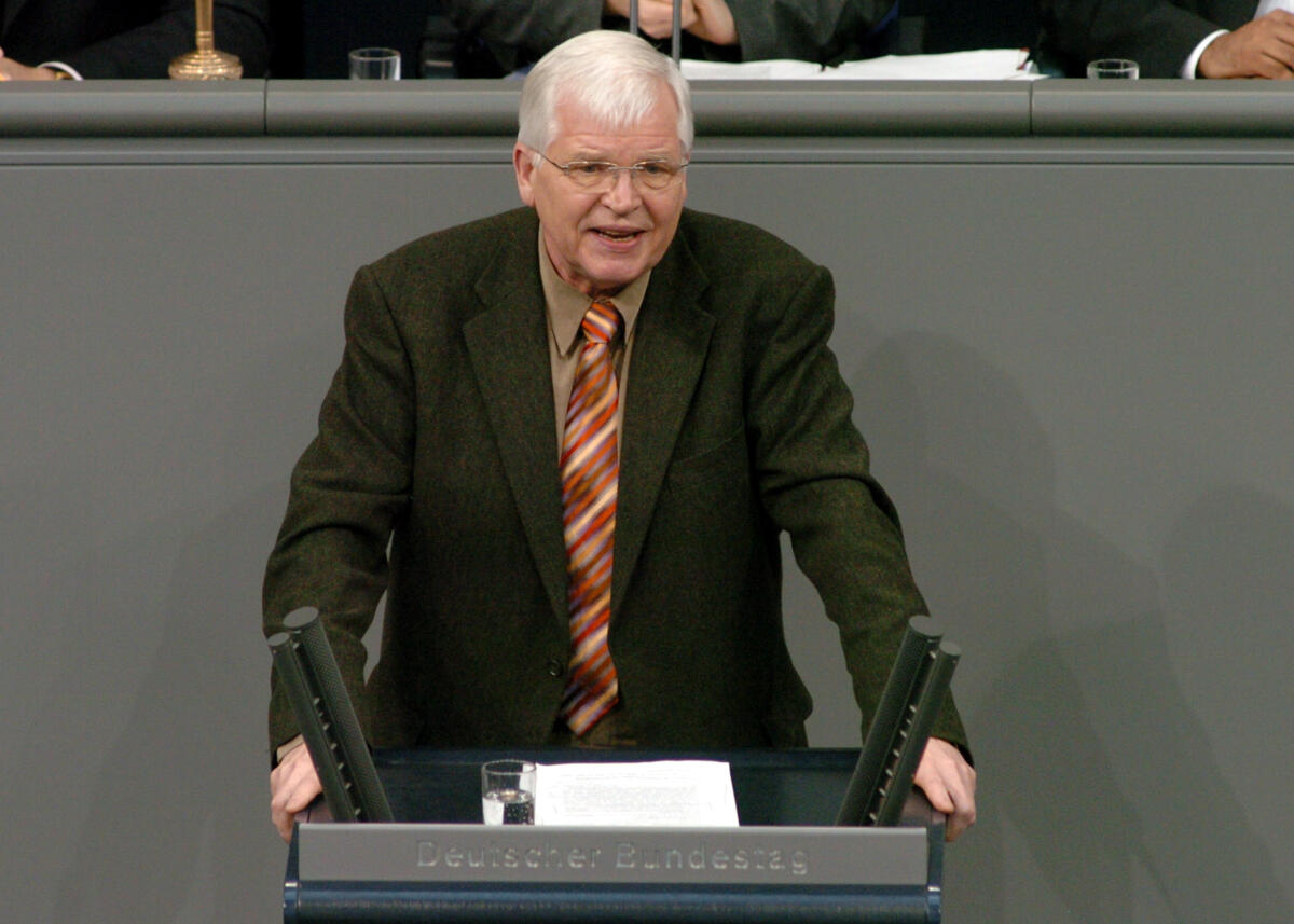 Detlef Dzembritzki, SPD, Bundestagsabgeordneter, Abgeordneter, Mitglied des Deutschen Bundestages, MdB, Rede, Deutscher Bundestag, 77. Sitzung, ZP 7, Thema: Tornado-Einsatz in Afghanistan.; Rednerpult. Dzembritzki, Detlef Detlef Dzembritzki, SPD, Bundestagsabgeordneter, Abgeordneter, Mitglied des Deutschen Bundestages, MdB, Rede, Deutscher Bundestag, 77. Sitzung, ZP 7, Thema: Tornado-Einsatz in Afghanistan.; Rednerpult.