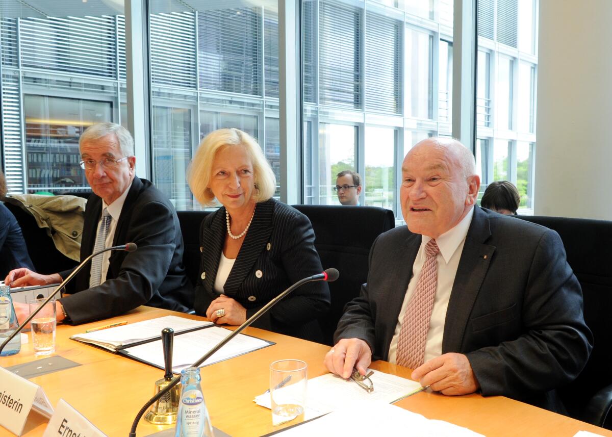 Bundesministerin Prof. Johanna Wanka, ist zu Gast beim Ausschuss des Deutschen Bundestages für Wirtschaft und Technologie. Ernst Hinsken, (re), CDU/CSU, Vorsitzender des Ausschusses, leitet die Sitzung, an der auch der Parlamentarische Staatssekretär Ernst Burgbacher, (li), FDP, teil nimmt. Hinsken, Ernst; Wanka, Johanna; Burgbacher, Ernst Bundesministerin Prof. Johanna Wanka, ist zu Gast beim Ausschuss des Deutschen Bundestages für Wirtschaft und Technologie. Ernst Hinsken, (re), CDU/CSU, Vorsitzender des Ausschusses, leitet die Sitzung, an der auch der Parlamentarische Staatssekretär Ernst Burgbacher, (li), FDP, teil nimmt.