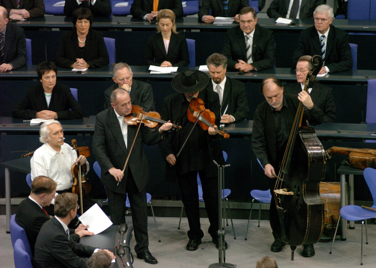 Anlässlich des Tages des Gedenkens an die Opfer des Nationalsozialismus tritt der Deutsche Bundestag zu einer Gedenkstunde im Reichstagsgebäude zusammen. Hier das Ensemble Muzsikás.