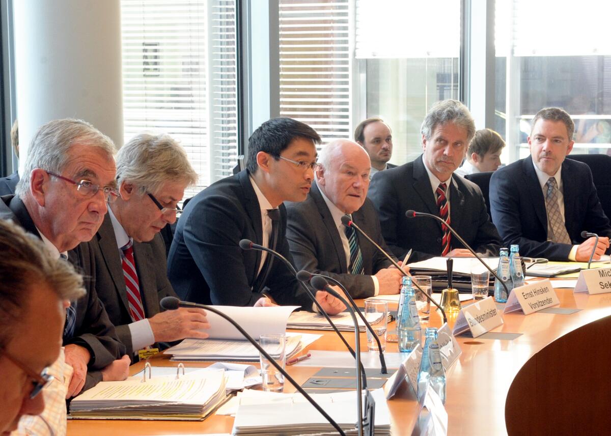 Dr. Philipp Rösler, (3.v.li), FDP, Bundesminister für Wirtschaft und Technologie, ist zu Gast im gleichnamigen Ausschuss des Deutschen Bundestages. Die Sitzung wird vom Vorsitzenden Ernst Hinsken, (4.v.li), CDU/CSU, geleitet.; Übersicht. Hinsken, Ernst; Rösler, Philipp Dr. Philipp Rösler, (3.v.li), FDP, Bundesminister für Wirtschaft und Technologie, ist zu Gast im gleichnamigen Ausschuss des Deutschen Bundestages. Die Sitzung wird vom Vorsitzenden Ernst Hinsken, (4.v.li), CDU/CSU, geleitet.; Übersicht.