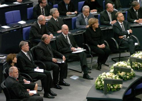 Lammert, Norbert; Köhler, Horst; Köhler, Eva Luise; Papier, Hans-Jürgen; Ringstorff, Harald; Kertész, Imre; Merkel, Angela Reichstagsgebäude, Plenarsaal