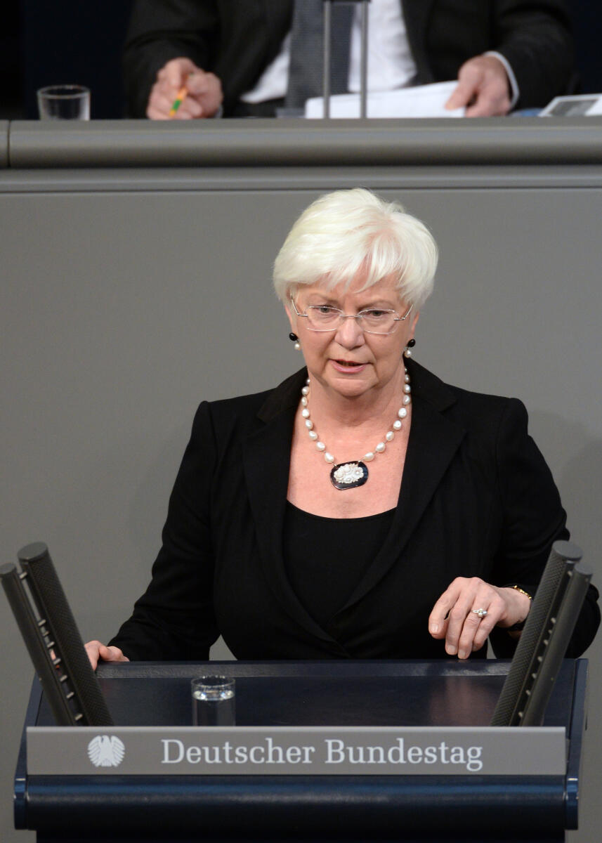 Hasselfeldt, Gerda Gerda Hasselfeldt, CDU/CSU, Bundestagsabgeordnete, Abgeordnete, Mitglied Deutscher Bundestag, MdB, Rede, 76. Sitzung, Top 3, Thema: Regierungserklärung zum Europäischen Rat, Redner 7.; Rednerpult.