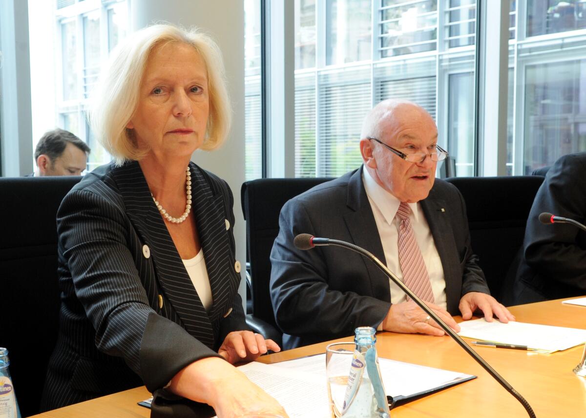 Bundesministerin Prof. Johanna Wanka, ist zu Gast beim Ausschuss des Deutschen Bundestages für Wirtschaft und Technologie. Ernst Hinsken, CDU/CSU, Vorsitzender des Ausschusses, leitet die Sitzung. Hinsken, Ernst; Wanka, Johanna Bundesministerin Prof. Johanna Wanka, ist zu Gast beim Ausschuss des Deutschen Bundestages für Wirtschaft und Technologie. Ernst Hinsken, CDU/CSU, Vorsitzender des Ausschusses, leitet die Sitzung.