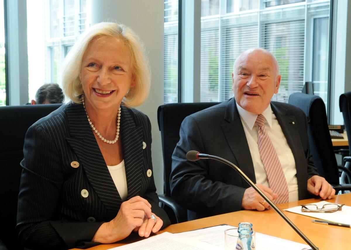 Bundesministerin Prof. Johanna Wanka, ist zu Gast beim Ausschuss des Deutschen Bundestages für Wirtschaft und Technologie. Ernst Hinsken, CDU/CSU, Vorsitzender des Ausschusses, leitet die Sitzung. Hinsken, Ernst; Wanka, Johanna Bundesministerin Prof. Johanna Wanka, ist zu Gast beim Ausschuss des Deutschen Bundestages für Wirtschaft und Technologie. Ernst Hinsken, CDU/CSU, Vorsitzender des Ausschusses, leitet die Sitzung.