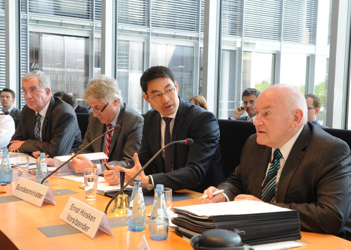 Dr. Philipp Rösler, (2.v.re), FDP, Bundesminister für Wirtschaft und Technologie, ist zu Gast im gleichnamigen Ausschuss des Deutschen Bundestages. Die Sitzung, an der auch der Parlamentarische Staatssekretär Ernst Burgbacher, (li), FDP, und der Staatssekretär Dr. Berward Heitzer, (2.v.li), teilnehmen, wird vom Vorsitzenden Ernst Hinsken, (re), CDU/CSU, geleitet. Hinsken, Ernst; Rösler, Philipp; Burgbacher, Ernst; Heitzer, Berward Dr. Philipp Rösler, (2.v.re), FDP, Bundesminister für Wirtschaft und Technologie, ist zu Gast im gleichnamigen Ausschuss des Deutschen Bundestages. Die Sitzung, an der auch der Parlamentarische Staatssekretär Ernst Burgbacher, (li), FDP, und der Staatssekretär Dr. Berward Heitzer, (2.v.li), teilnehmen, wird vom Vorsitzenden Ernst Hinsken, (re), CDU/CSU, geleitet.