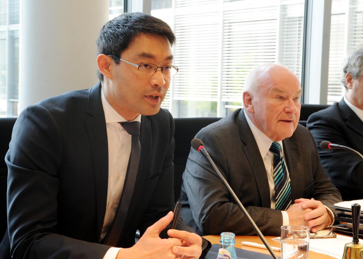 Dr. Philipp Rösler, (li), FDP, Bundesminister für Wirtschaft und Technologie, ist zu Gast im gleichnamigen Ausschuss des Deutschen Bundestages. Die Sitzung wird vom Vorsitzenden Ernst Hinsken, (re), CDU/CSU, geleitet. Hinsken, Ernst; Rösler, Philipp Dr. Philipp Rösler, (li), FDP, Bundesminister für Wirtschaft und Technologie, ist zu Gast im gleichnamigen Ausschuss des Deutschen Bundestages. Die Sitzung wird vom Vorsitzenden Ernst Hinsken, (re), CDU/CSU, geleitet.