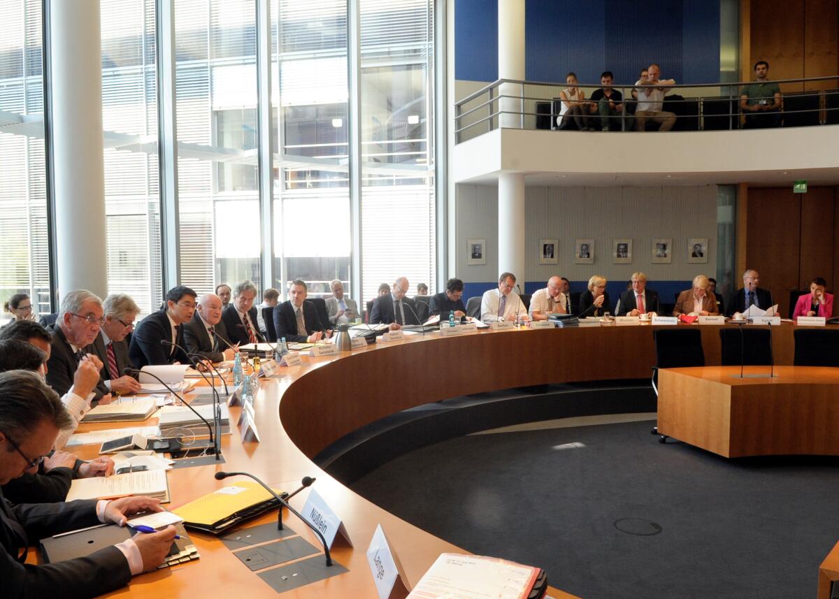Dr. Philipp Rösler, (li), FDP, Bundesminister für Wirtschaft und Technologie, ist zu Gast im gleichnamigen Ausschuss des Deutschen Bundestages. Die Sitzung wird vom Vorsitzenden Ernst Hinsken, (re), CDU/CSU, geleitet.; Übersicht. Dr. Philipp Rösler, (li), FDP, Bundesminister für Wirtschaft und Technologie, ist zu Gast im gleichnamigen Ausschuss des Deutschen Bundestages. Die Sitzung wird vom Vorsitzenden Ernst Hinsken, (re), CDU/CSU, geleitet.; Übersicht.