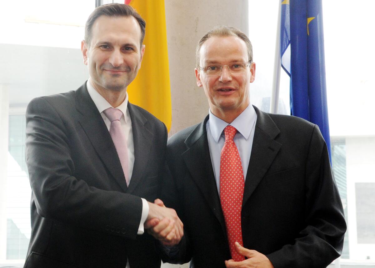 Miro Kovac, (li), Botschafter der Republik Kroatien in Deutschland, ist zu Gast beim Ausschuss des Deutschen Bundestages für die Angelegenheiten der Europäischen Union. Gunther Krichbaum, (re), CDU/CSU, Vorsitzender des Ausschusses, leitet die Sitzung.; Fahne, Fahnen, Getse, Gestik. Krichbaum, Gunther; Kovac, Miro Miro Kovac, (li), Botschafter der Republik Kroatien in Deutschland, ist zu Gast beim Ausschuss des Deutschen Bundestages für die Angelegenheiten der Europäischen Union. Gunther Krichbaum, (re), CDU/CSU, Vorsitzender des Ausschusses, leitet die Sitzung.; Fahne, Fahnen, Getse, Gestik.