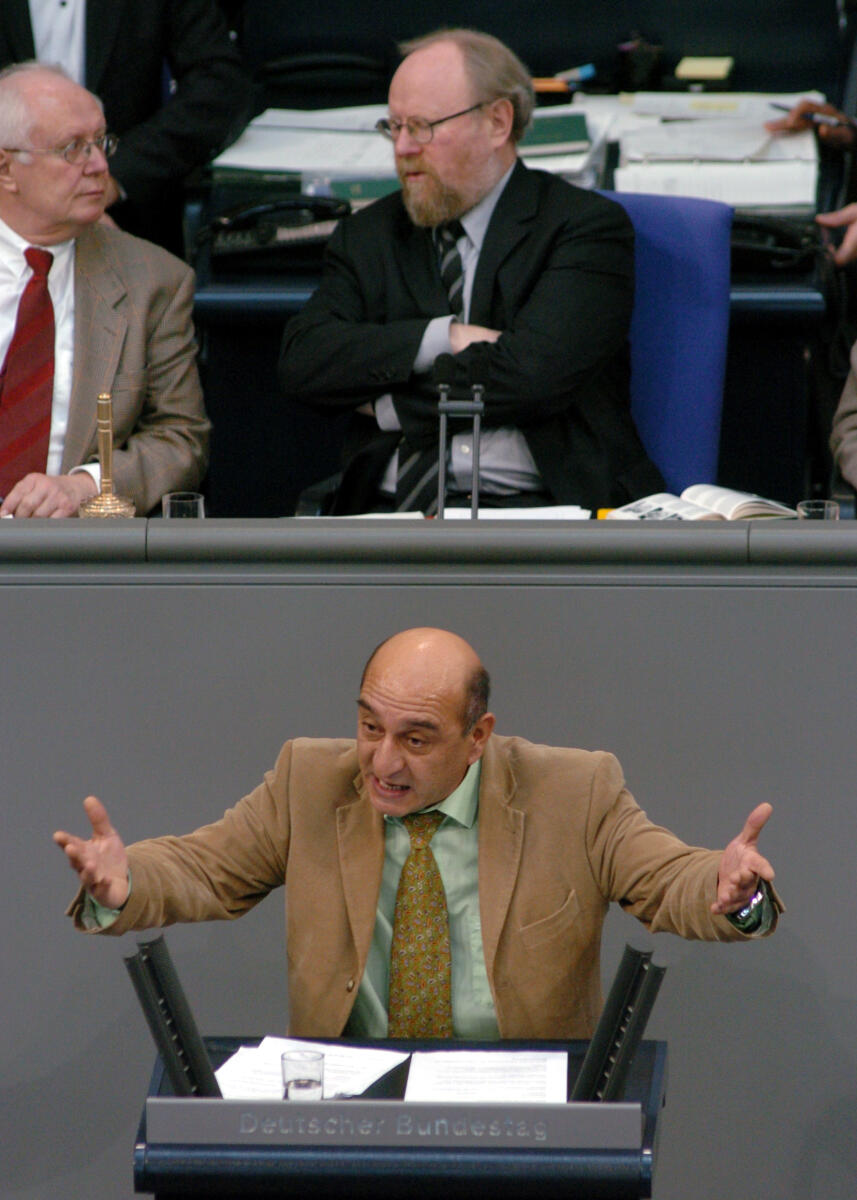 Aydin, Hüseyin Kenan; Thierse, Wolfgang Hüseyin Kenan Aydin, Bundestagsabgeordneter, Abgeordneter, Mitglied Deutscher Bundestag, MdB, DIE LINKE, Rede, Deutscher Bundestag, 70. Sitzung, TOP 3, Thema: Menschenrechtspolitik. Vorsitz: Bundestagsvizepräsident Dr. h. c. Wolfgang Thierse, SPD.; Rednerpult.